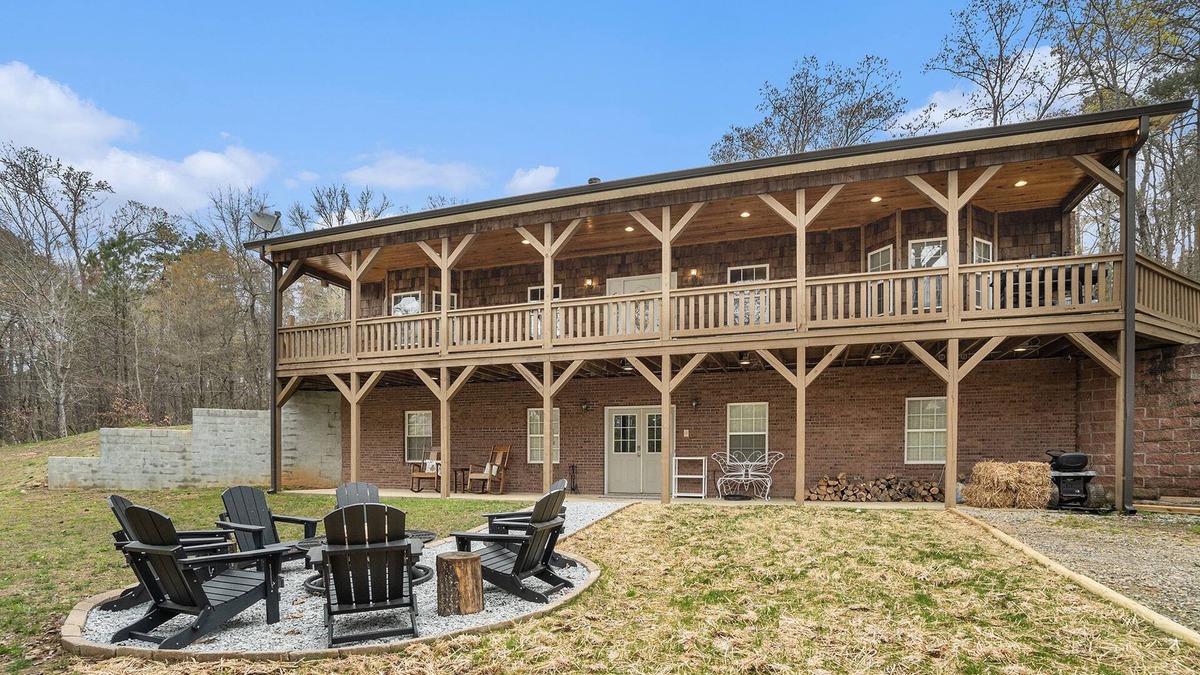 Emerson House | Large, Spacious Home near LakePoint and Lake Allatoona