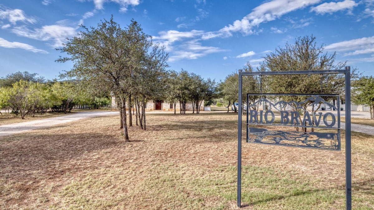 Sabinal House | Large spacious home with wheelchair accessible pool