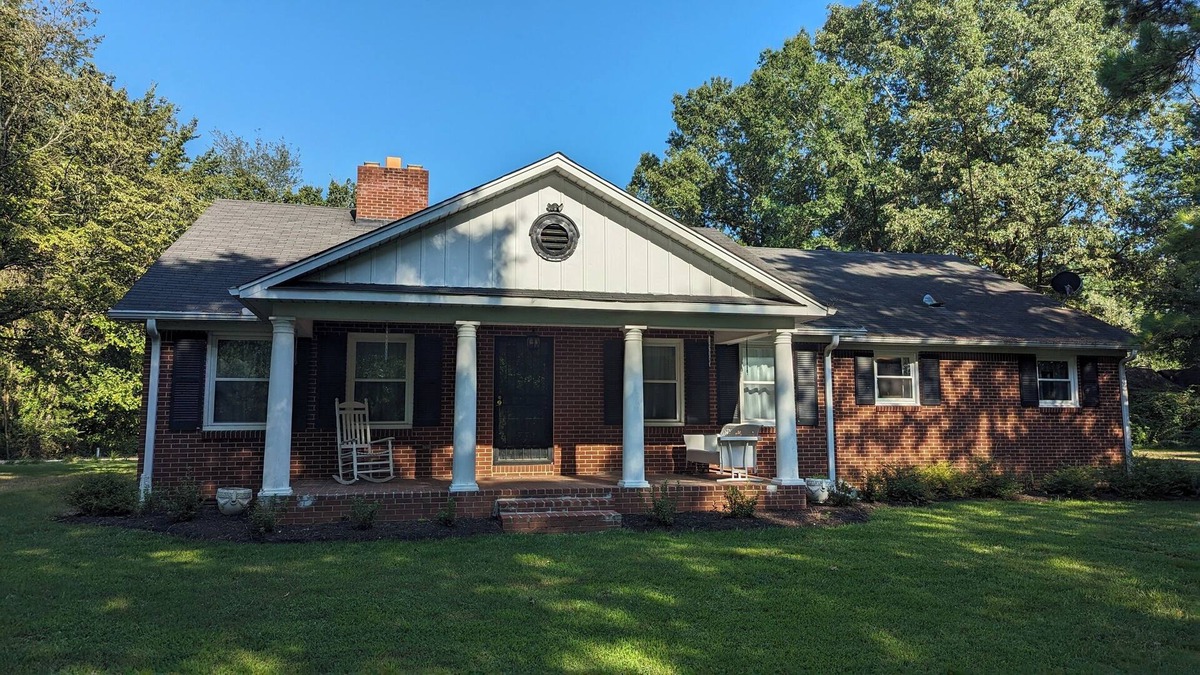 Three Way House | Large Spacious Property and Home Minutes From the Interstate