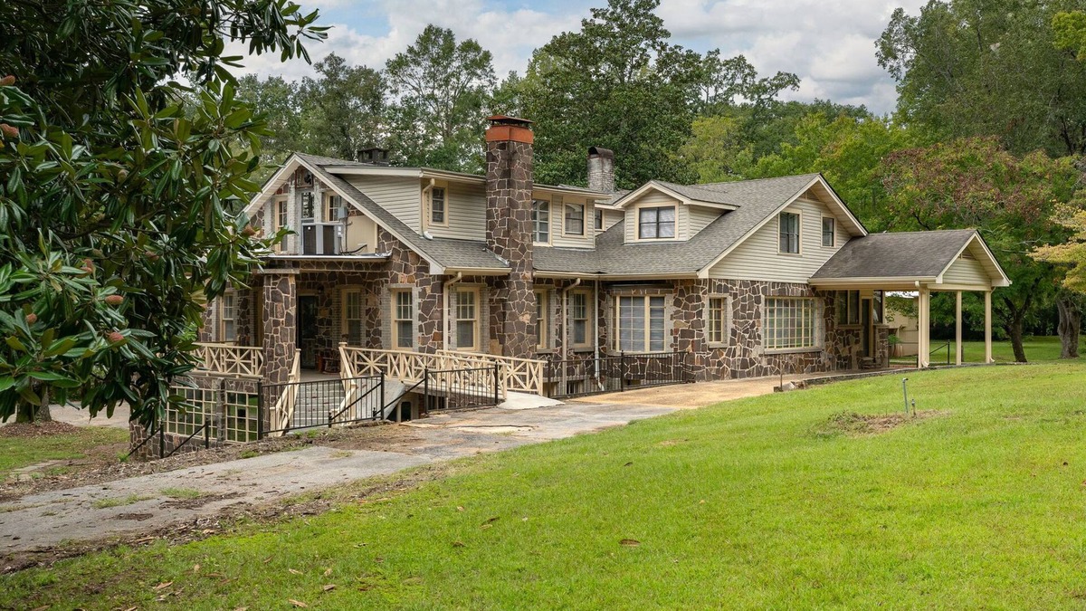McCalla House | LARGE Stone Home, Convenient to UA, Hoover Met, GOLF