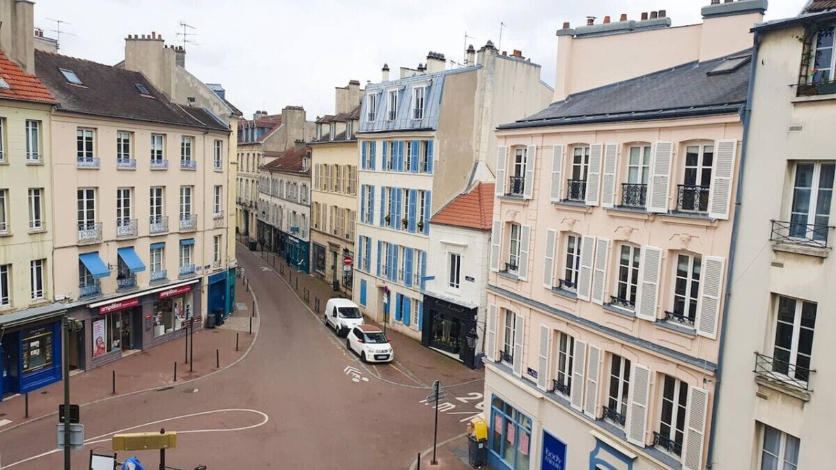 Saint-Germain-en-Laye Apartment | Large studio - city center - 300 m RER A