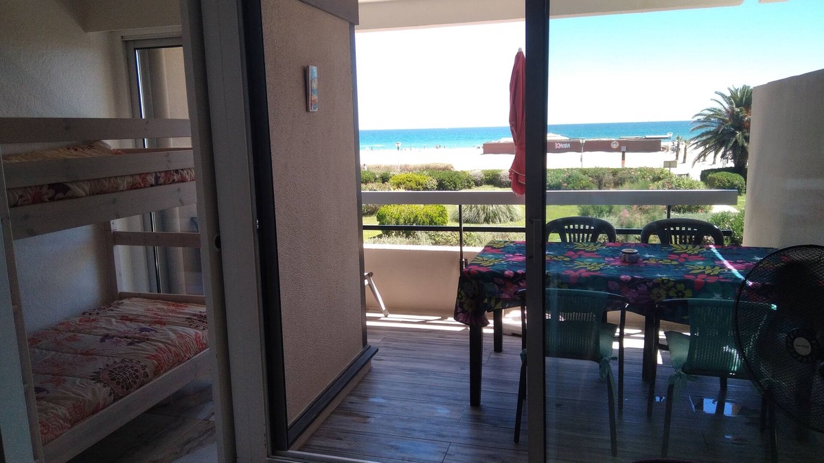 Saint-Nazaire Apartment | Large Studio cabin with terrace, beautiful sea view, direct beach access, parking