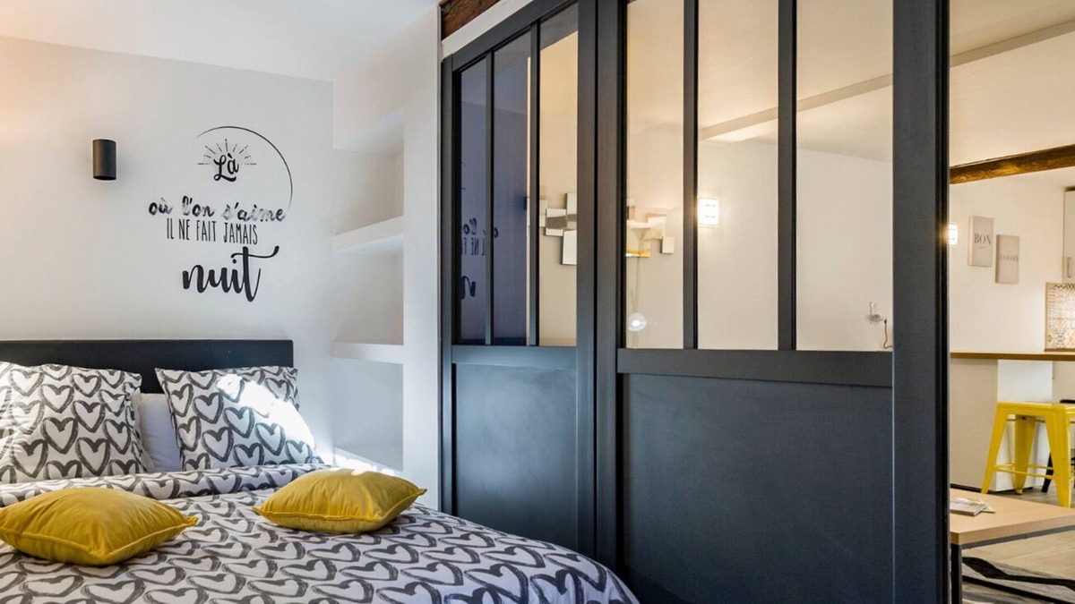 Saint-Jean-de-Vedas Apartment | Large studio in the heart of the village