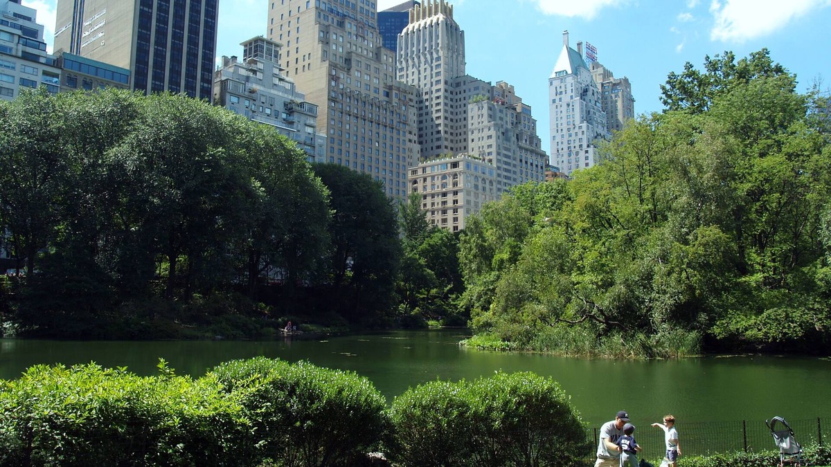 Upper East Side House | Large studio 5 BLOCKS from CENTRAL PARK! Near SUBWAY!