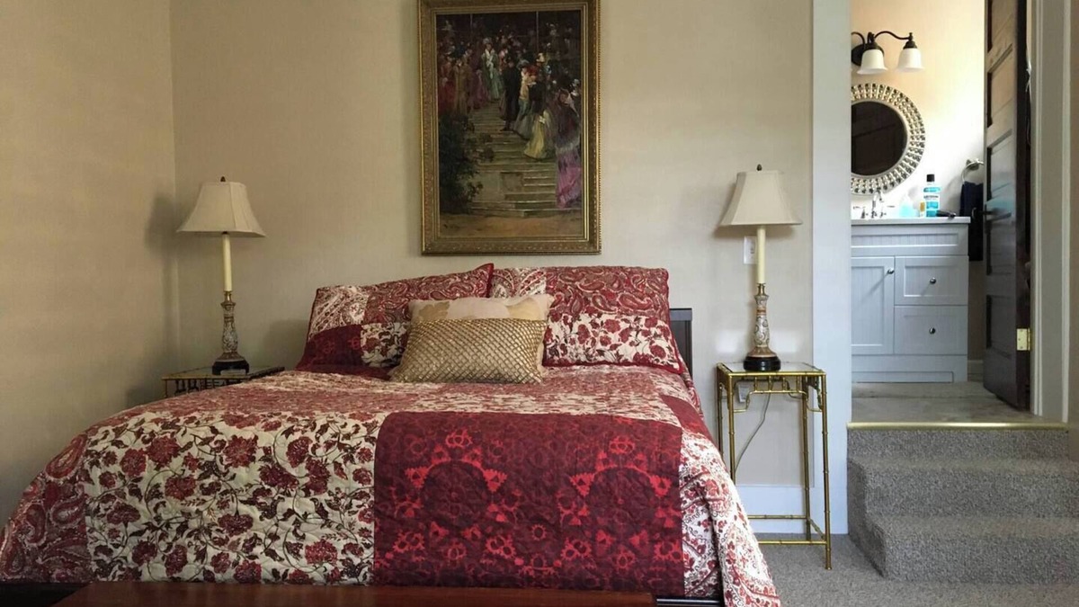 Forest Hills Apartment | Large Studio Apt, Light&Bright,Traditional decor,W&D included, Safe neighborhood