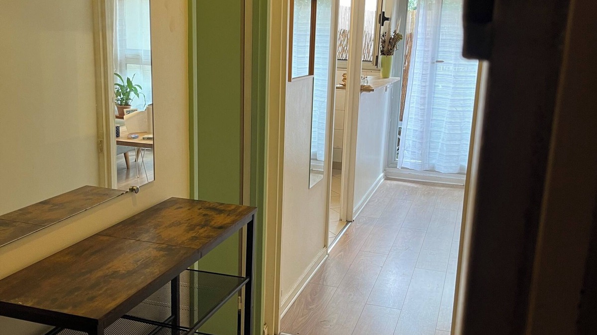 Vitry-sur-Seine Apartment | Large studio at the foot of the metro