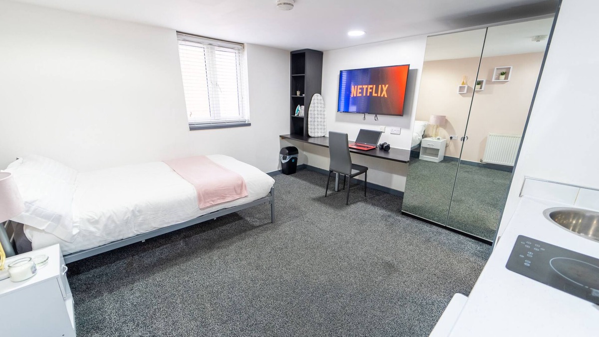 Selly Oak Apartment | Large Studio flat close to City!
