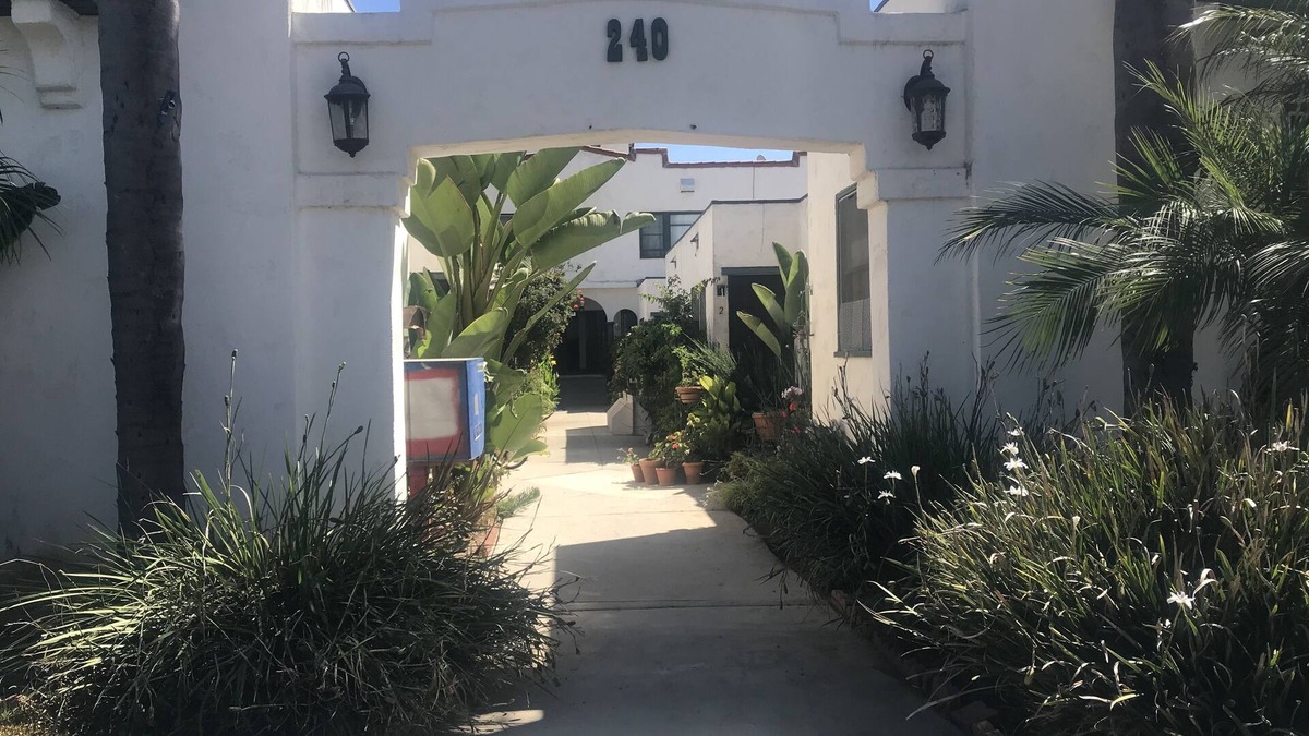 Bluff Heights Apartment | LARGE STUDIO, IN GREAT NEIGHBORHOOD,PET FRIENDLY, PLENTY OF PARKING