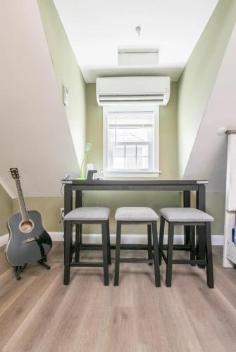 Roxbury Apartment | LARGE STUDIO open concept in Boston Zoo Franklin Park near