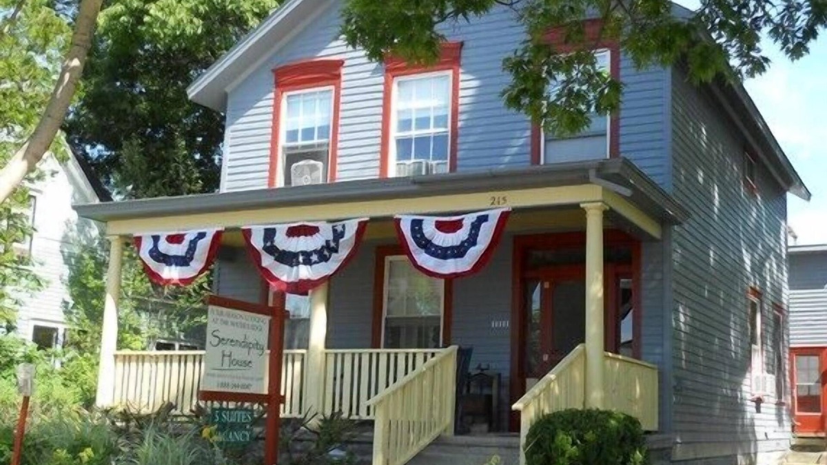 Frankfort House | Large studio suite w/private back porch entrance one block from the beach.