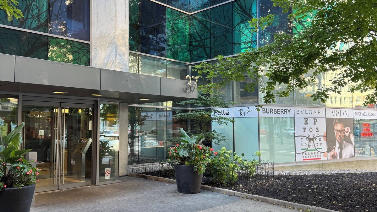 Bay Street Corridor Condo | Large studio with balcony on Bay & College in the heart of downtown Toronto