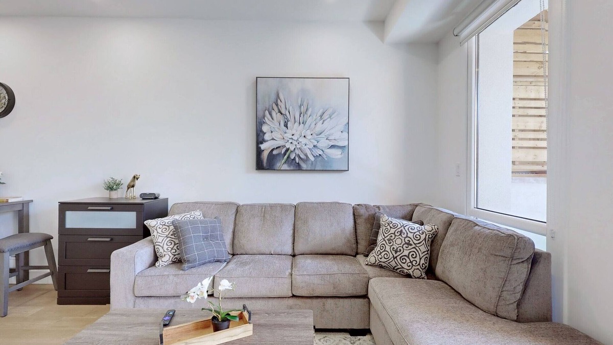 Alderwood House | Large studio with parking, 15 min to Downtown and Airport