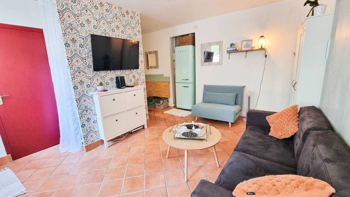 Suresnes Apartment | Large studio with terrace 15 minutes from Paris-La Défense