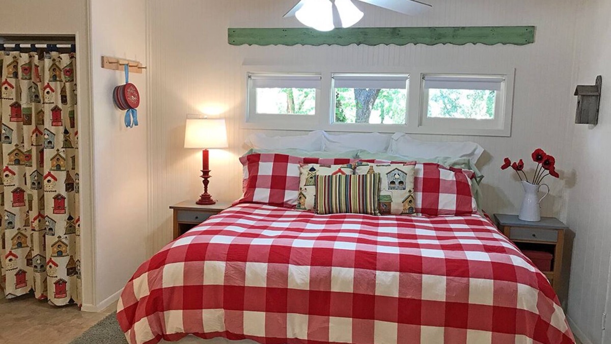 Paluxy House | Large, Stunning & Cheery Private Farmhouse Style Apartment with King Bed & Patio
