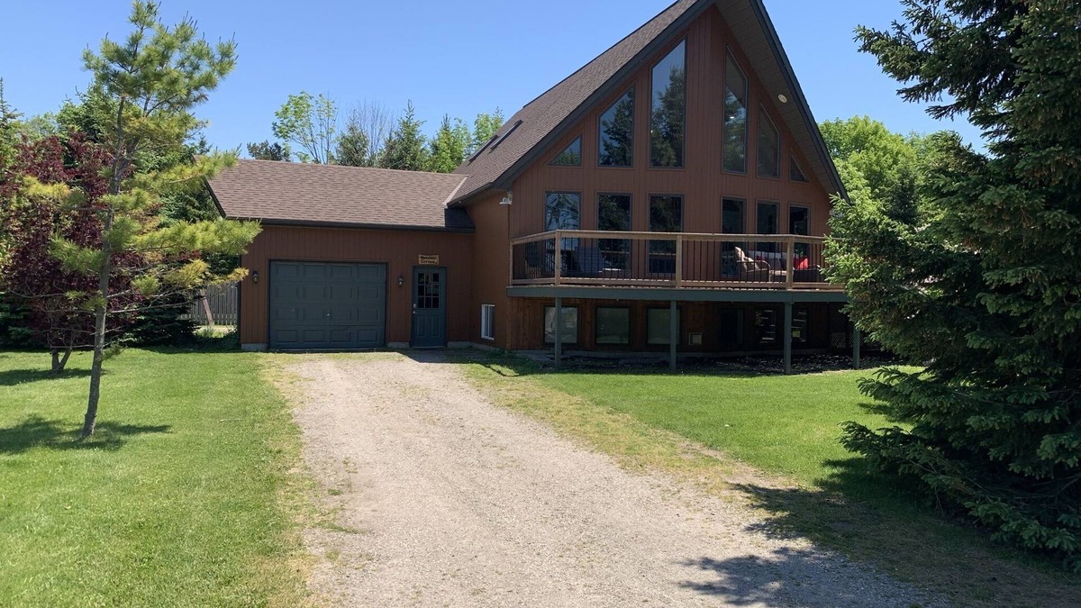 Central Huron Cottage | Large Stunning Cottage - Beach access to beautiful Lake Huron