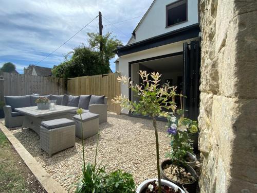 Cheltenham House | Large Stylish Luxury Cotswold Cottage - ideal for families, w/EV charging