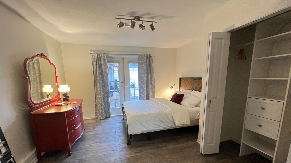 Delta House | Large Suite w/fireplace