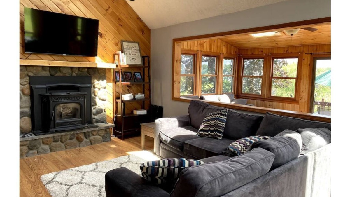 Athens House | Large & Sunny Lakefront Home near Ski Resorts