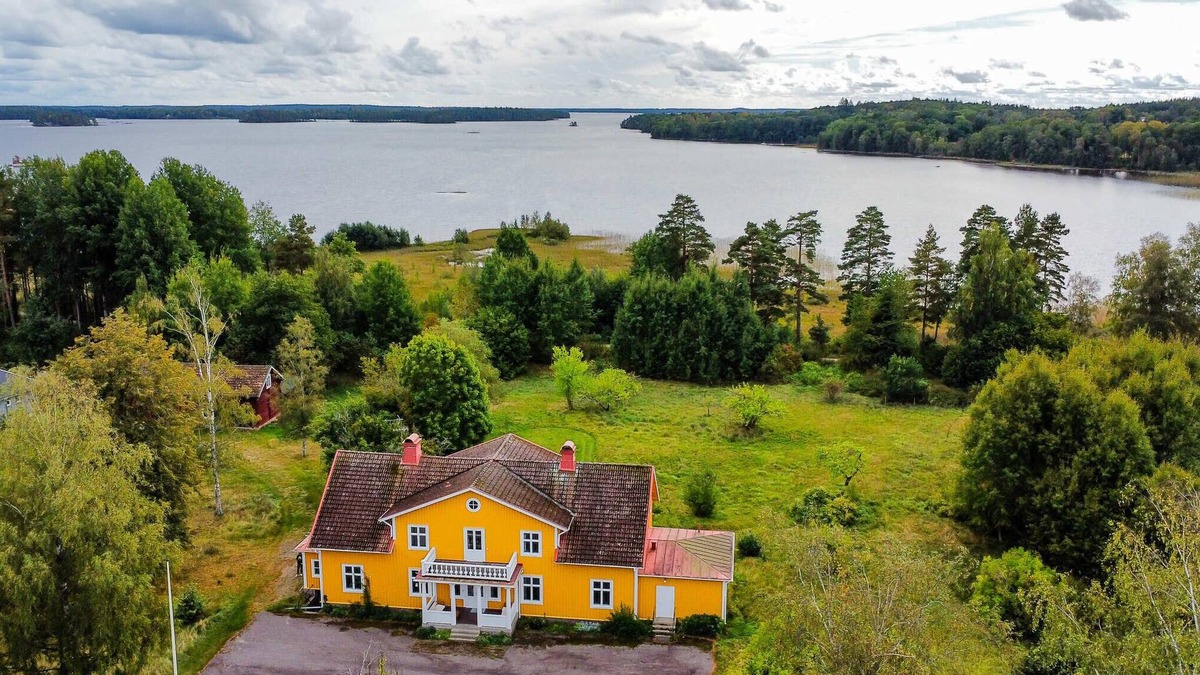Lessebo Municipality House | Large Swedish vacation home right by the lake in Småland