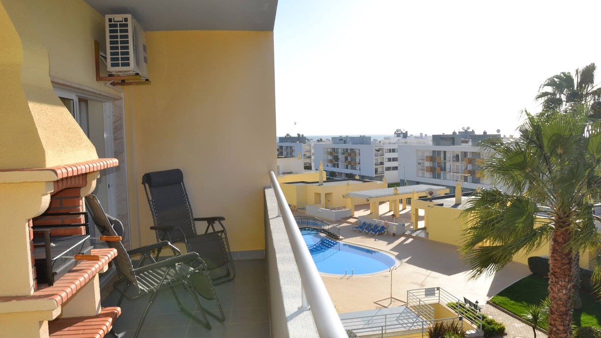 Albardeira Apartment | large swimming pool, sea views, 24hr security, free wifi