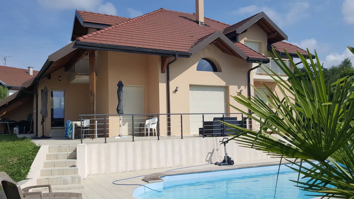 Meythet Villa | large swimming pool with large sun terraces
