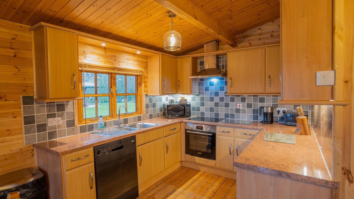 East Huntspill Cabin | Large three bedroom lodge with private hot tub for five people