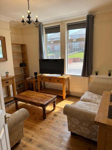 Hucknall Apartment | Large Traditional, Sleeps 8, Central Hucknall
