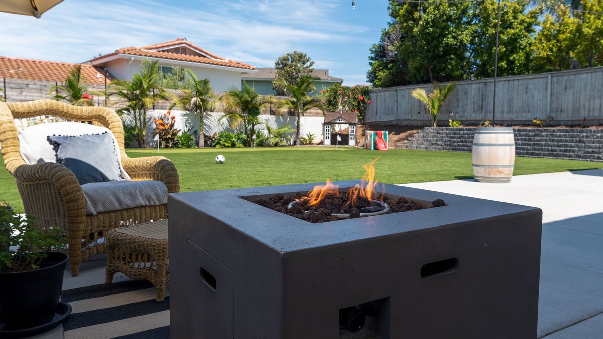 Loma Alta House | Large turf yard, putt putt, soccer net, fire pit, gas grill & more!