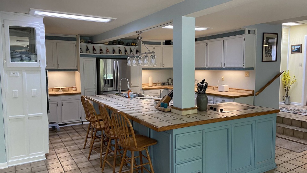 Berryville House | Large unique home in the beautiful Ozark Mountains on the Kings River.