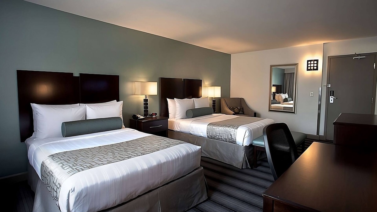 Downtown Chicago Hotel | Large Unit Close to the Millennium Park! Parking!