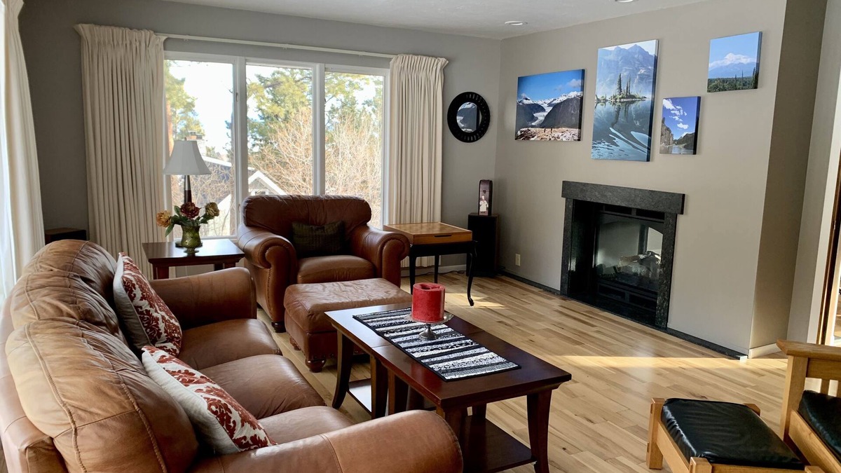 Helena House | Large Updated Family Home with Gourmet Kitchen Near Helena’s Trail System