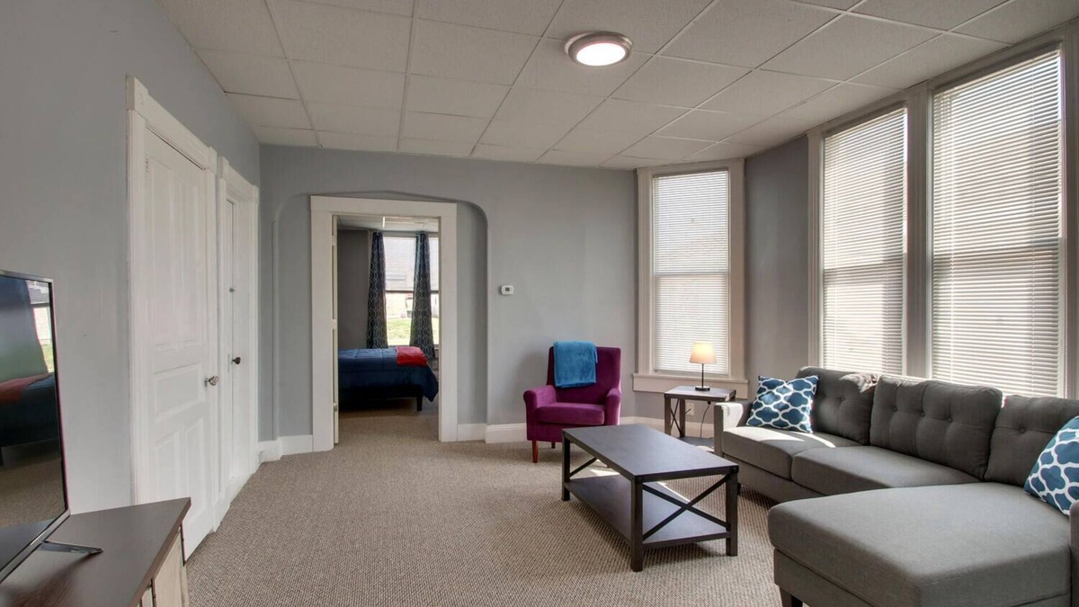 Quincy Apartment | Large Updated Ground Level 1-bedroom East Facing w/Wi-Fi