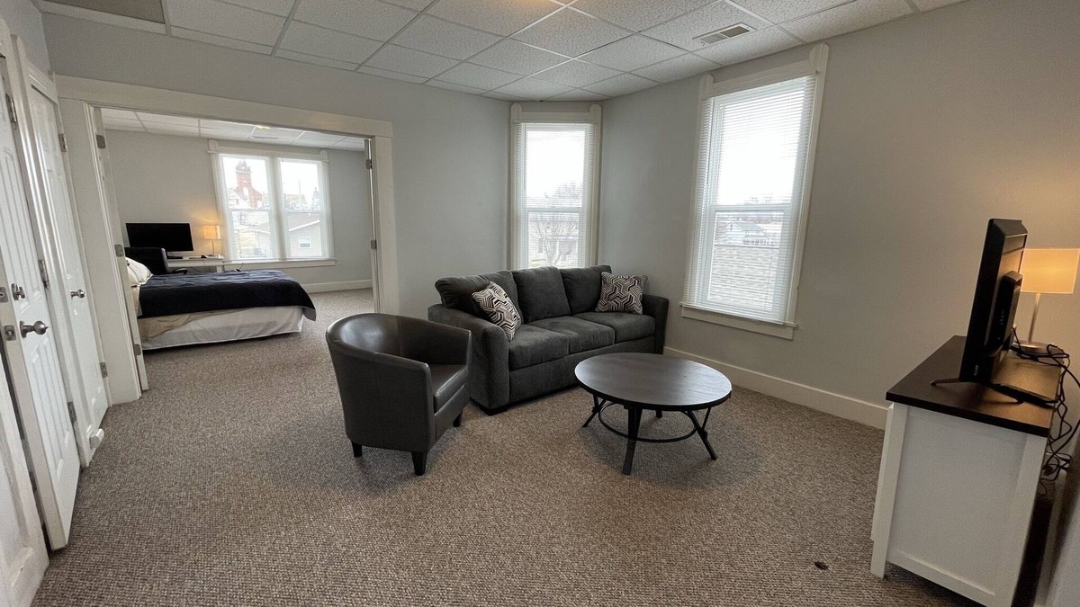 Quincy Apartment | Large Updated Upper 1-bedroom East Facing w/Wi-Fi