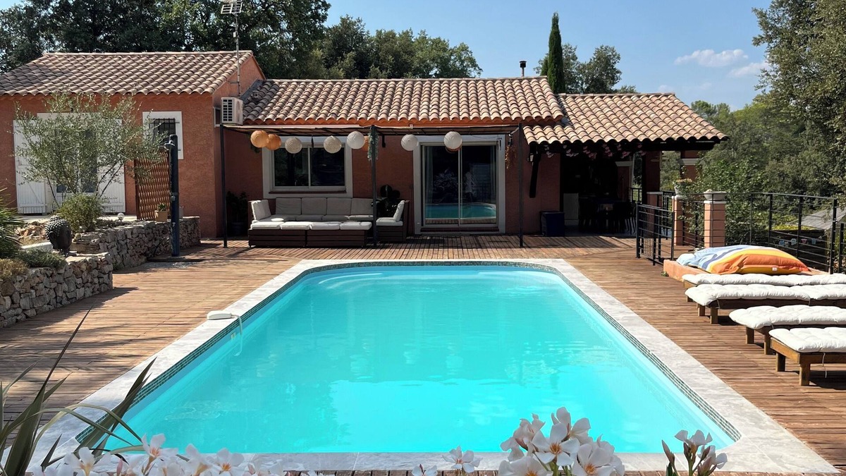 Flassans-sur-Issole Villa | Large vacation villa for family gatherings with heated pool.