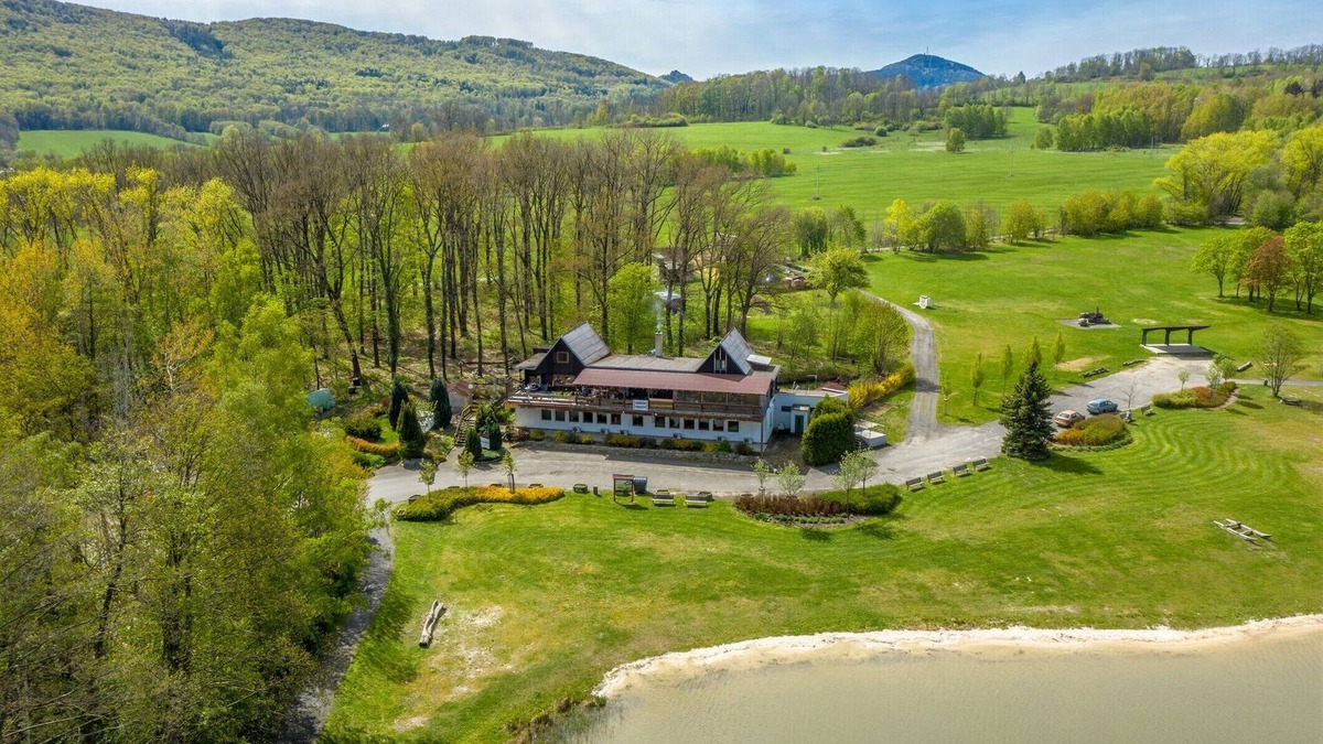 Varnsdorf House | Large vacation home directly on the lake at the foot of the Zittau Mountains