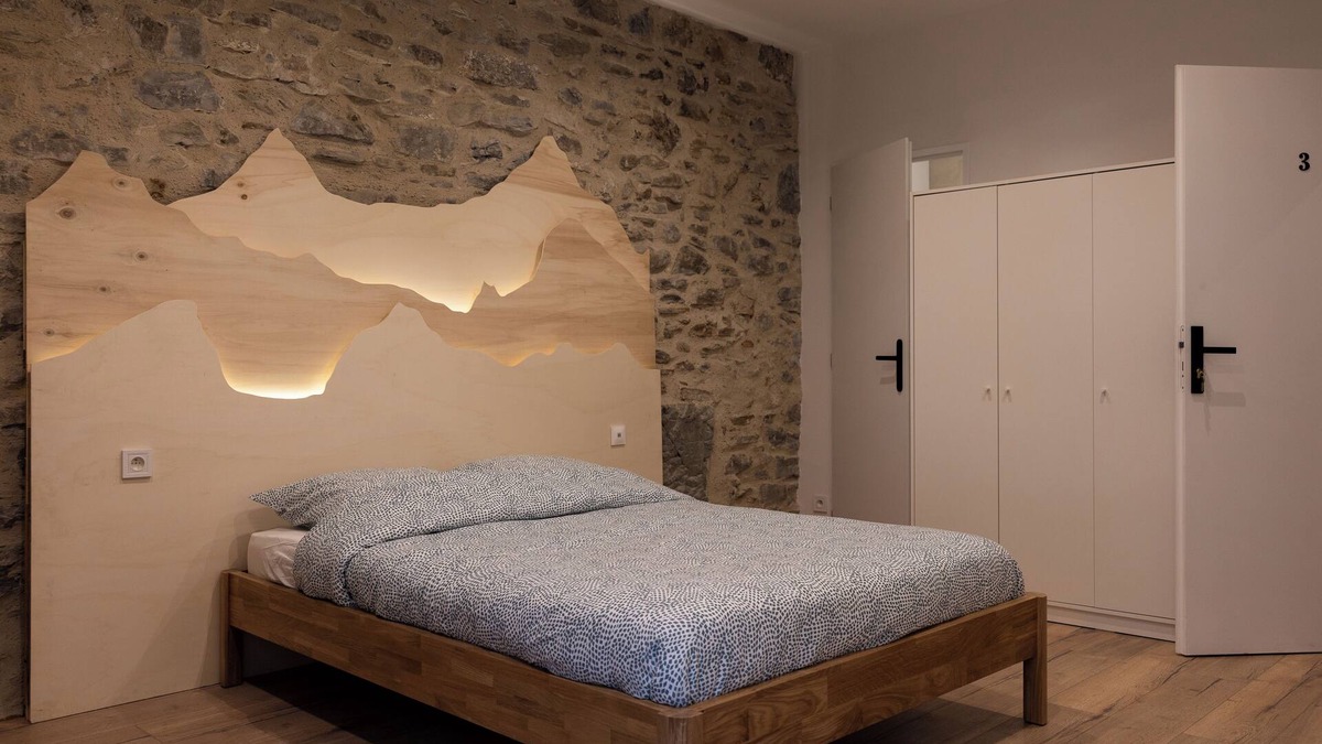 Bonneville Bed & Breakfast | Large, very spacious bedroom (en-suite bathroom + WC)