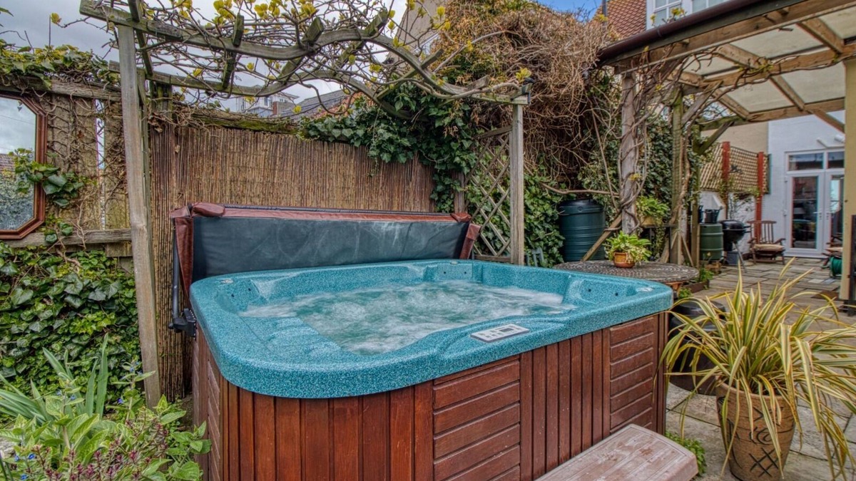 Gorleston-on-Sea House | Large Victorian family home, hot tub, 5 min walk to beach, pets, sleeps 11, BBQ