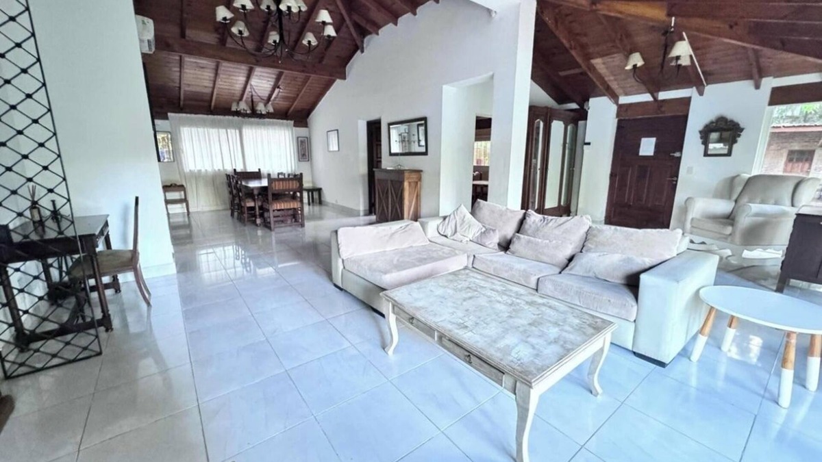 Ingeniero Maschwitz Ski Chalet | Large villa with swimming pool very close to the capital city - relax in nature