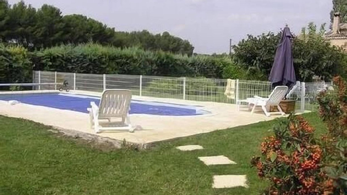 Cornillon-Confoux Villa | Large villa in a quiet swimming pool fenced trampoline tent reception VIDEOPRO bike
