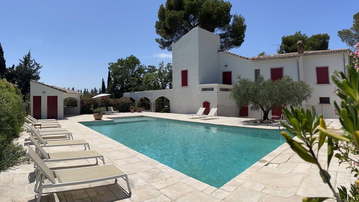Sernhac Villa | Large villa surrounded by pine trees in Provence