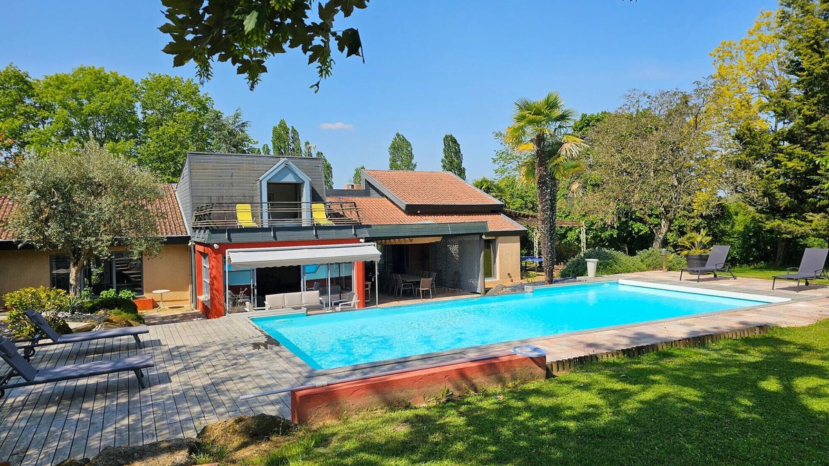 La Tessoualle Villa | Large villa with heated pool and jacuzzi for 15 people