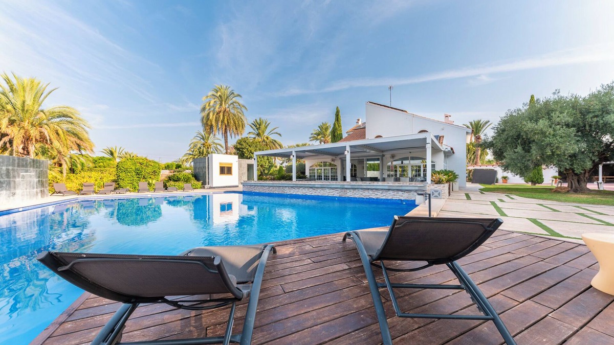 Elche Villa | Large villa with huge garden and swimming pool, perfect for groups and events