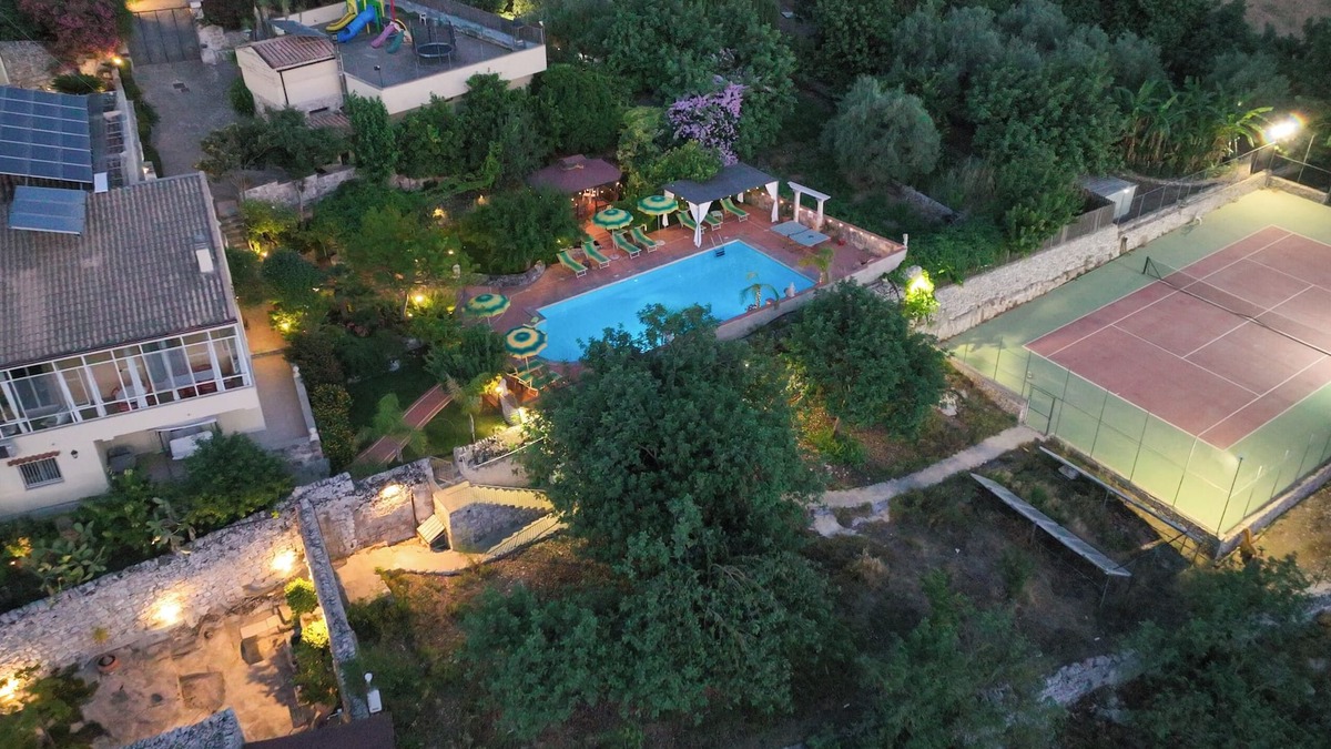 Modica Villa | Large villa with solar htd pool,tennis court,jacuzzi hot tub,playground for kids