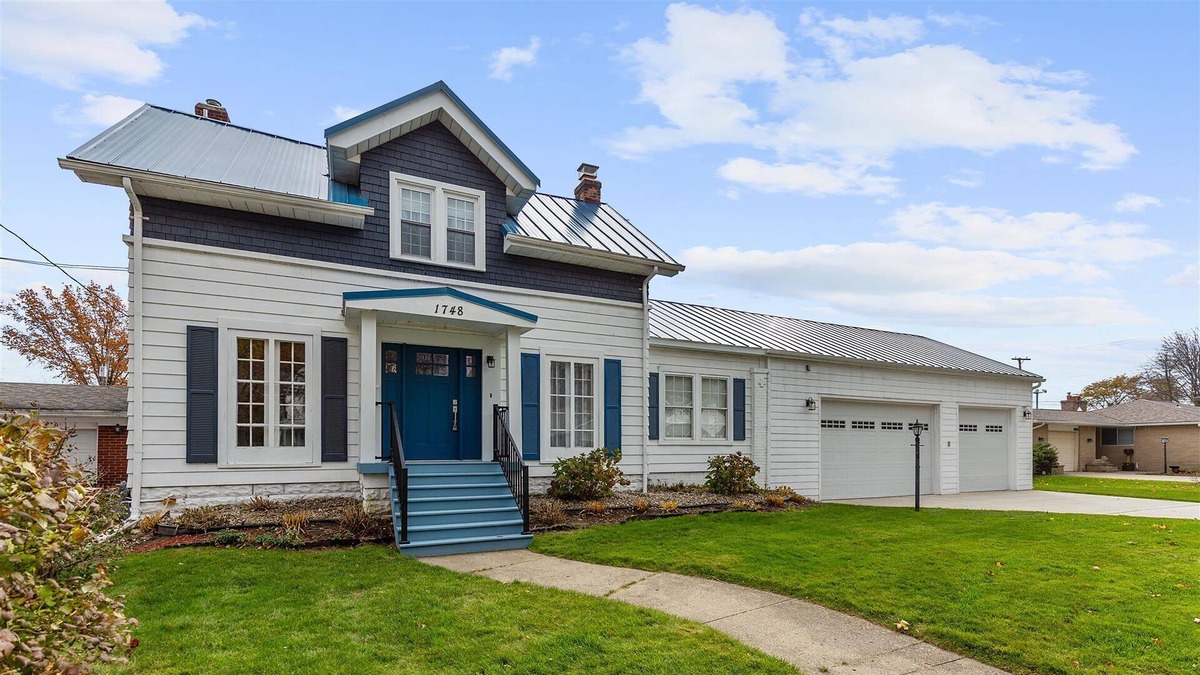 Algonac House | Large waterfront 3 bedroom beautiful home.