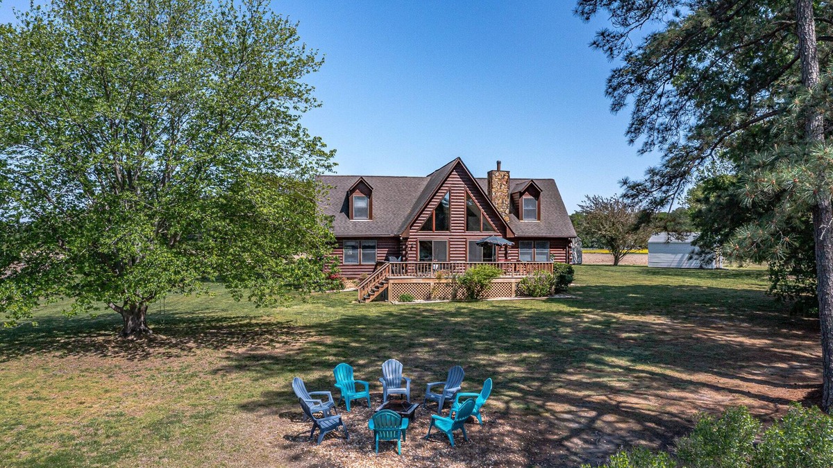 Edwardsville House | Large waterfront cabin, kayaks & paddle boards, fire pit. Crabbing and fishing!