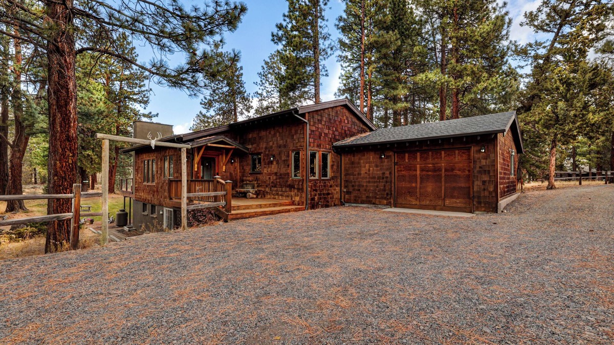 Sisters House | LARGE WATERFRONT HOME ON 8.5 ACRES-MOUNTAIN VIEWS & PRIVATE PICKLEBALL COURT!