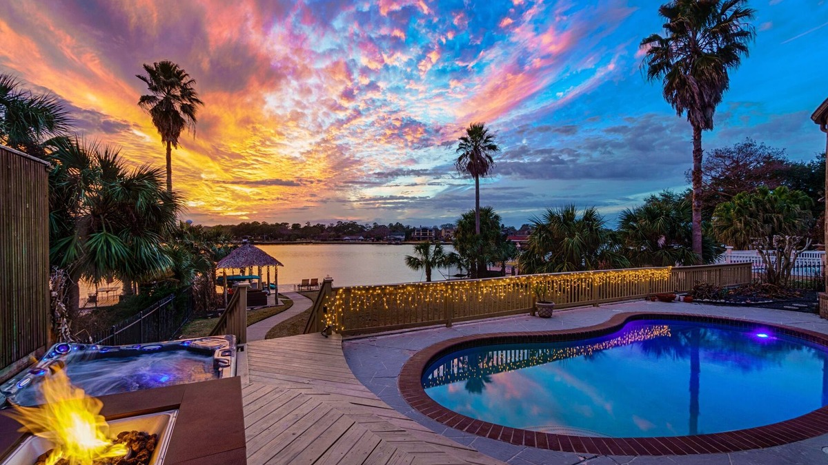 El Lago House | Large Waterfront in Clear Lake TX within 5 miles of NASA and Kemah Boardwalk