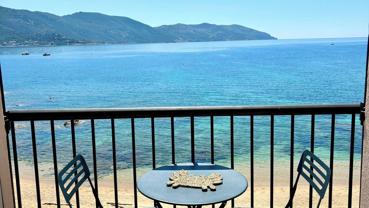 Tiuccia Apartment | Large waterfront studio - direct access to the beachn