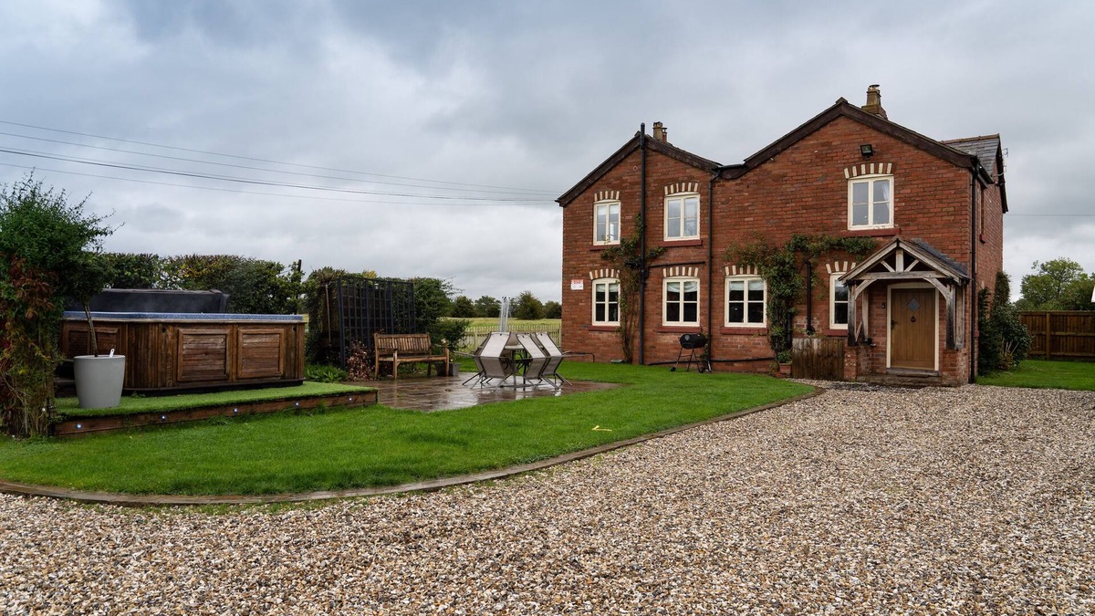 Overton-on-dee House | Large Welsh Cottage Jubilee House