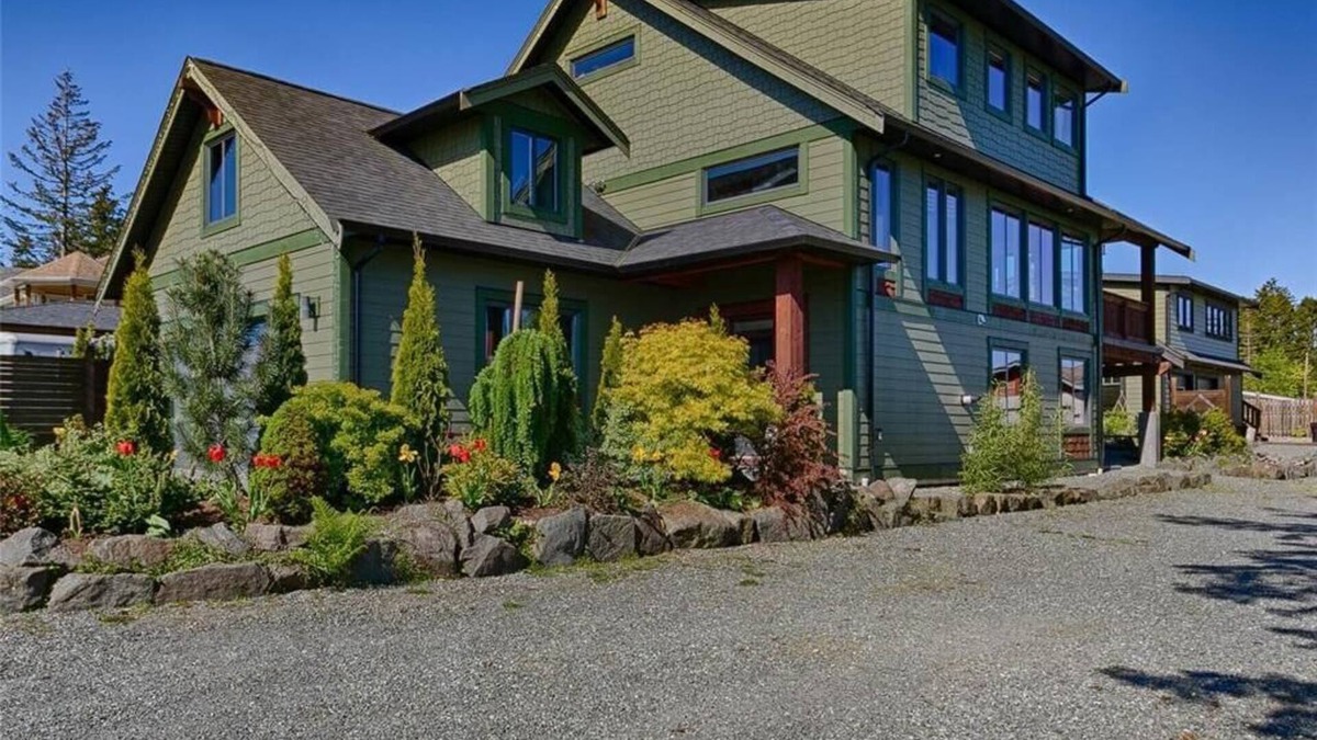 Courtenay House | Large west coast home near the seaside